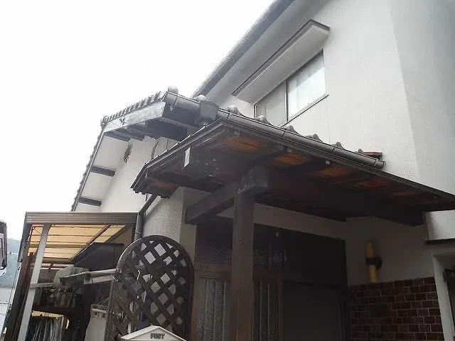 お宅は築４８年、木造(在来工法)２階建てのお宅です。  屋根は陶器瓦(和型Ｊ型)可部町・Ｋ様邸の完工報告サムネイル画像