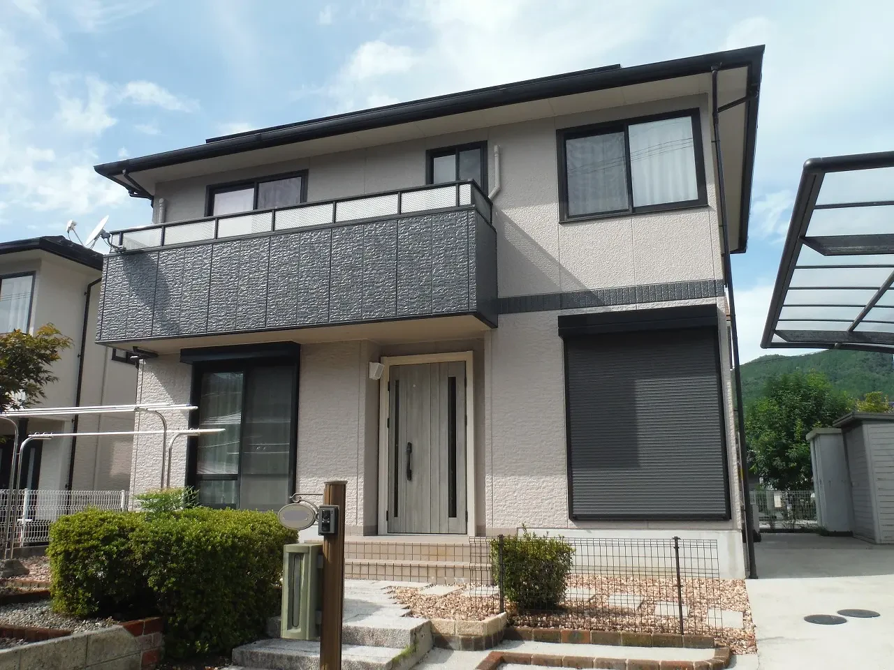  築３０年、『大和ハウス工業(株)』さんの軽量鉄骨構造２階建ての洋風住宅です。 屋根はスレート屋根(旧松下電工　フルベスト２０) ９．５～１０％のアスベストを含有した屋根材です。広島市安佐北区亀山西・Ｓ様サムネイル画像