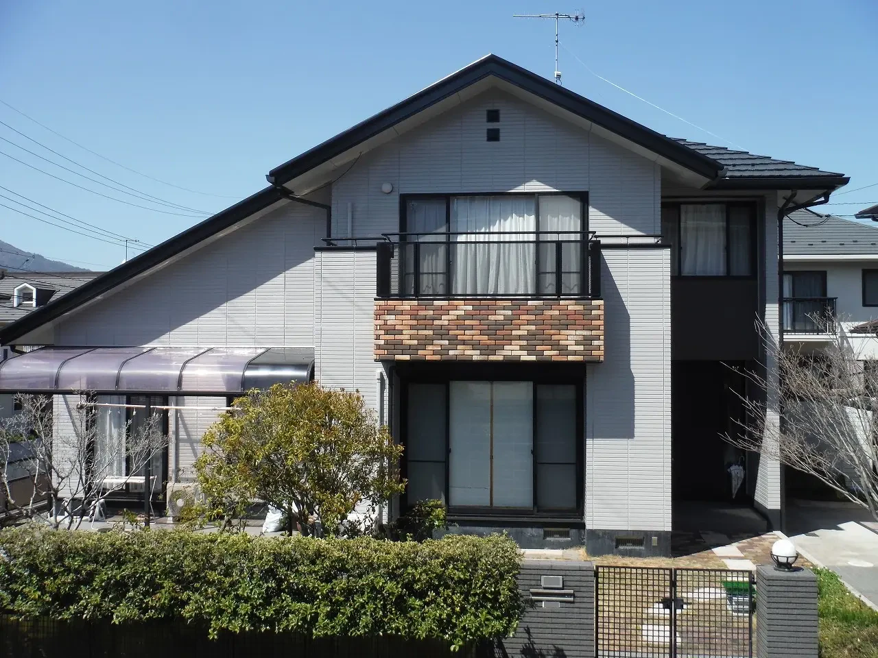 築３４年、『積水ハウス(株)』さんの軽量鋼ピン接合フレーム構造２階建ての洋風住宅です。  屋根は乾式コンクリート(クボタ　パラシェイク)  これまで２回の塗装歴があり直近の塗装は９年前で弊社で工事をさせていただいています。広島市安佐北区三入東・Ｎ様サムネイル画像