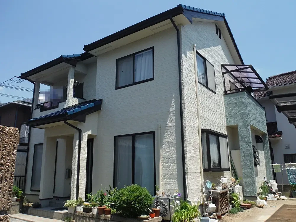 築２４年、木造(在来工法)２階建ての洋風住宅です。  屋根は乾式コンクリート(アサヒ　スカンジア)  切妻５寸勾配の屋根で１面にソーラーパネルが設置されています。  これまで塗装歴はなく今回が初めての塗装メンテナンスになります。広島市安佐北区可部南・Ｔ様サムネイル画像