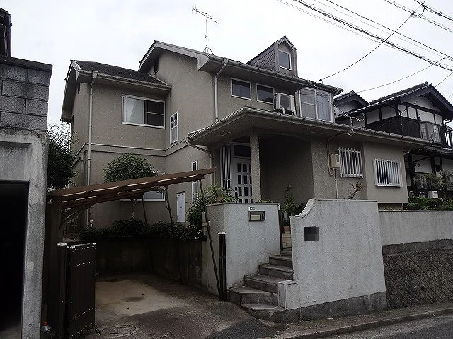 Y様のお宅は築29年、『(株)プレックホーム』の洋風住宅です 。 屋根はスレート瓦(カラーベスト コロニアル) 広島市安佐北区三入東・Y様邸サムネイル画像