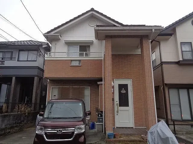 Ｓ様のお宅は築２５年、『(株)トータテハウジング』さんの木造(在来工法)２階建ての洋風住宅です。屋根は乾式コンクリート瓦。切妻で６寸勾配の屋根です。可部町・Ｓ様邸の完工報告サムネイル画像