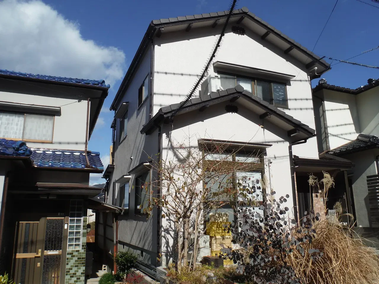 築４２年、木造(在来工法)２階建ての住宅です。  屋根はスレート瓦。  １７年前に陶器瓦から現在のスレート瓦に葺き替  えをされたそうです。広島市安佐北区可部東・Ｓ様サムネイル画像
