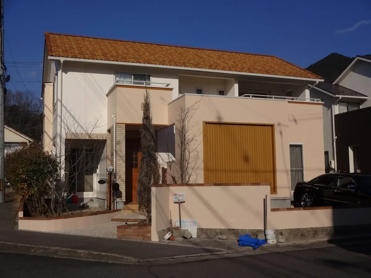 築11年、(株)トータテハウジングの木造枠組壁工法(2×4工法)2階建ての洋風住宅です 。 屋根は乾式コンクリート瓦 。広島市安佐北区三入東・H様邸サムネイル画像