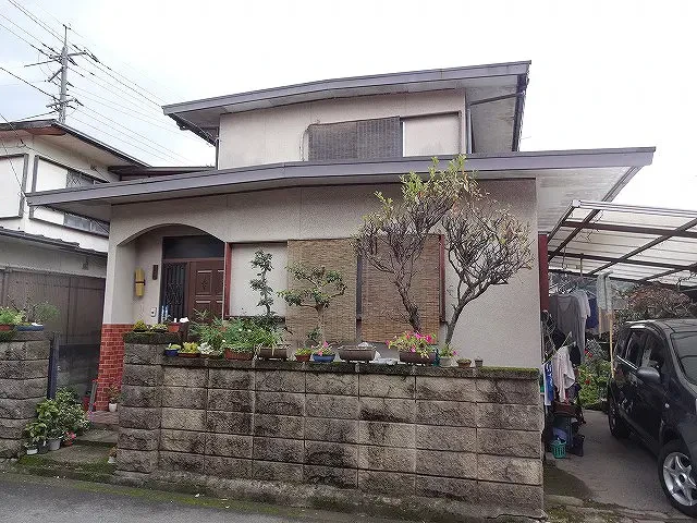 瓦棒葺きの鋼板屋根の塗装の見積り依頼をいただき調査にうかがいました 。 想像以上に錆が進行して真っ赤になっていました 。広島市安佐北区大林・Y様邸サムネイル画像