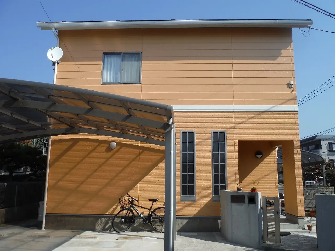 築２８年、木造(在来工法)２階建ての洋風住宅です。 屋根はスレート瓦(クボタ　ニューコロニアル)　広島市安佐南区八木３丁目・Ｏ様サムネイル画像