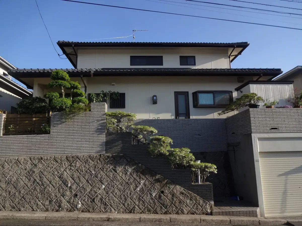 築25年、『積水ハウス(株)』の住宅です 。 洋風住宅でありながらも和風の重厚さも兼ね合わせた立派なお宅です 。 屋根はセメント瓦 。 広島市安佐北区三入東・Y様邸サムネイル画像