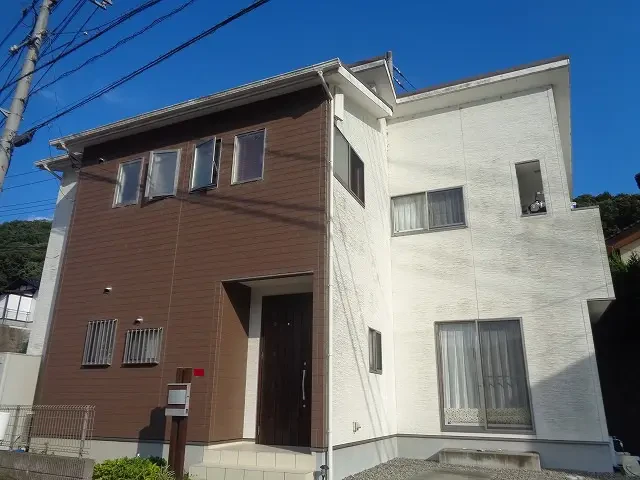 築8年、木造2階建ての洋風住宅です。 屋根はスレート屋根(クボタ カラーベスト コロニアルクアッド) 片流れの上屋根の勾配は5寸、下屋根の勾配は3.5寸あります。 広島市安佐北区三入南・M様サムネイル画像