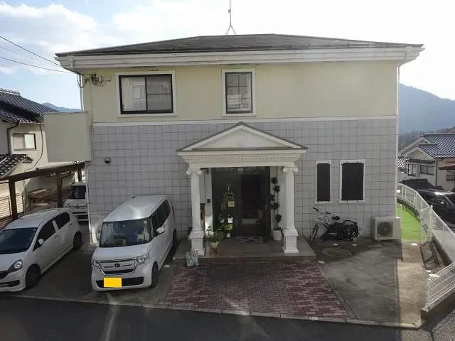 築25年、木造(在来工法)2階建てのおしゃれな洋風住宅です。 屋根はスレート屋根。広島市安佐北区亀山・K様邸サムネイル画像