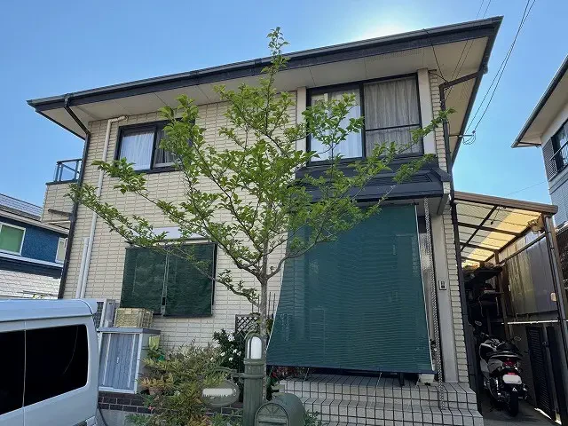 築３０年、『ミサワセラミックホーム』さんの軽量鉄骨構造２階建ての洋風住宅です。  屋根は寄棟のスレート瓦(クボタ　カラーベスト　コロニアル） 呉市・Ｈ様サムネイル画像