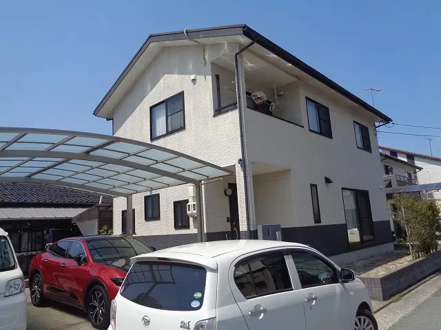 築１４年、『アイフルホーム』さんの木造２階建ての洋風住宅です。 屋根はスレート瓦(ＫＭＥＷ　コロニアルクアッド) 切妻４寸勾配の屋根で半面にソーラーパネルを設置されています。 今回が初めての塗装メンテナンスになります。 �広島市安佐北区三入６丁目・Ｍ様サムネイル画像