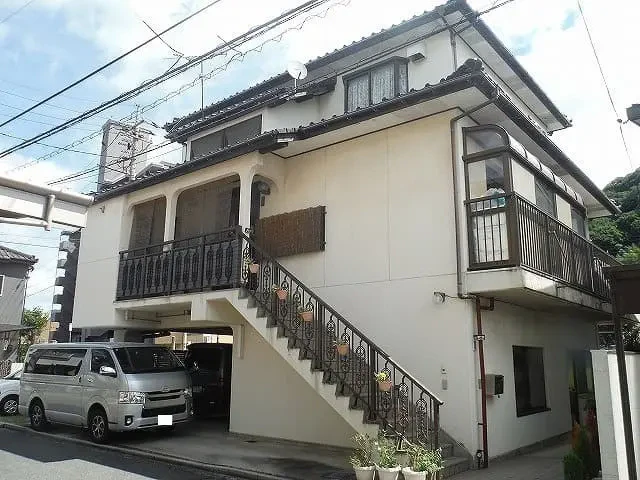 築４１年、鉄筋コンクリート造と木造の混構造３階建てのお宅です。１階ガレージ部分が強固な鉄筋コンクリート造で２階、３階が木造です。口田南・Ｍ様邸の完工報告サムネイル画像