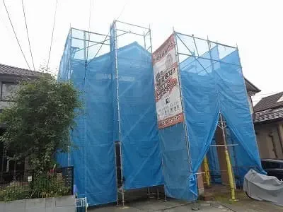 Ｓ様のお宅は築２５年、『(株)トータテハウジング』さんの木造(在来工法)２階建ての洋風住宅です。  屋根は乾式コンクリート瓦。 切妻で６寸勾配の屋根です。 可部町・Ｓ様邸工事中ですサムネイル画像