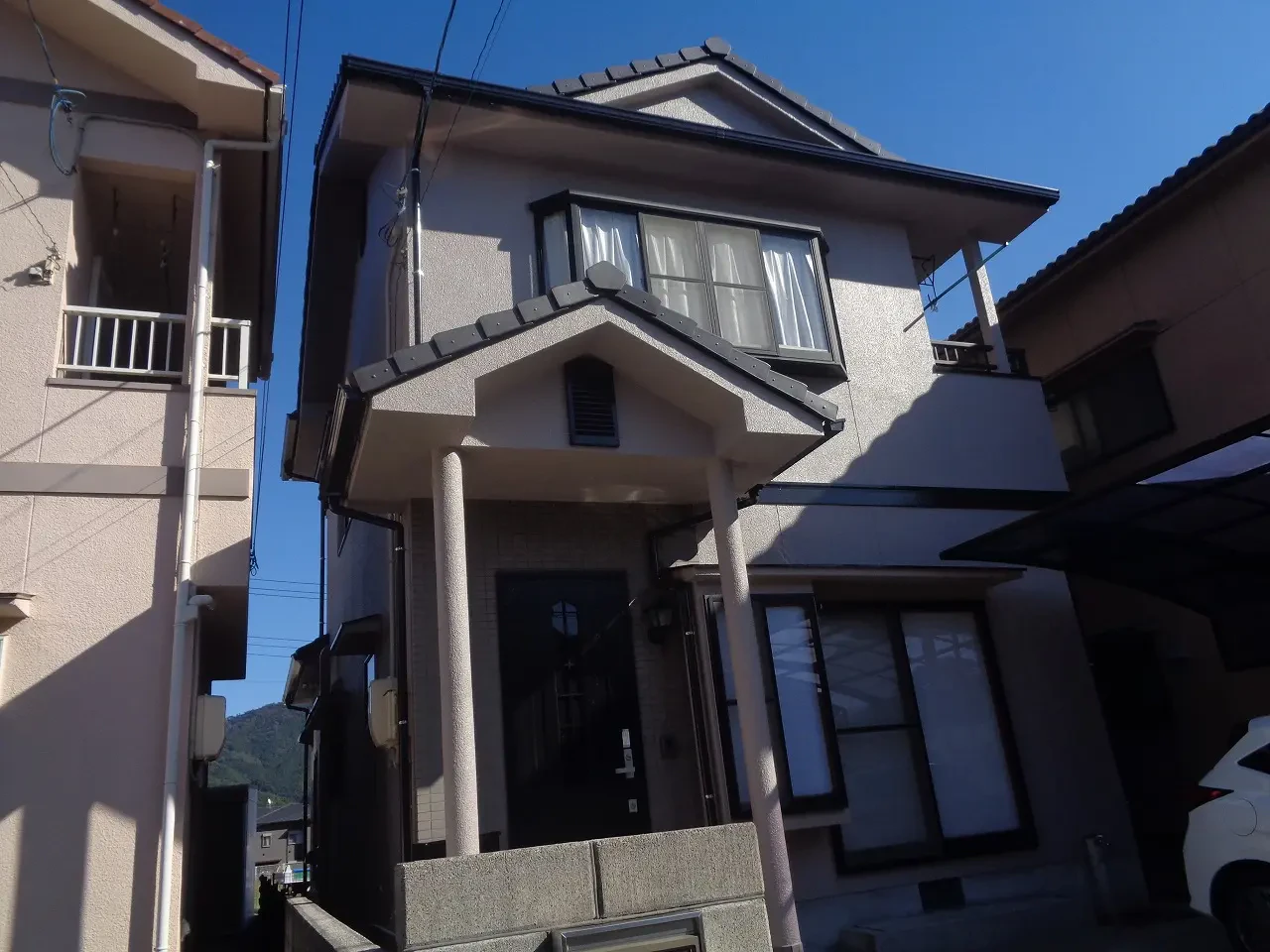 築３０年、木造(在来工法)２階建ての洋風住宅です。  屋根は乾式コンクリート瓦(アサヒ　スカンジア)  元々工場で塗装された瓦ですが全体的に塗膜は変色していました。  黄色や黒のカビの繁殖が見られました。広島市安佐北区亀山・Ｎ様サムネイル画像