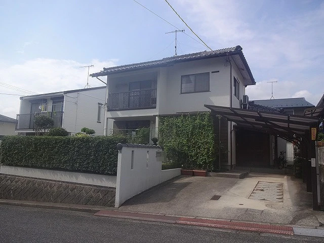 築32年の和風木造住宅です 。 屋根は陶器瓦 。広島市安佐北区三入東・O様邸サムネイル画像
