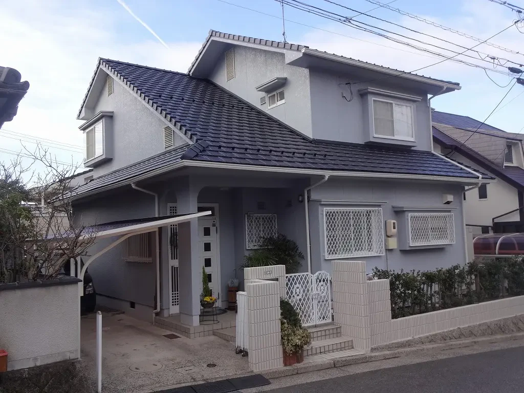 築２７年の木造洋風住宅です 。  屋根は乾式コンクリート瓦 。 広島市安佐北区三入東・Ｋ様邸サムネイル画像
