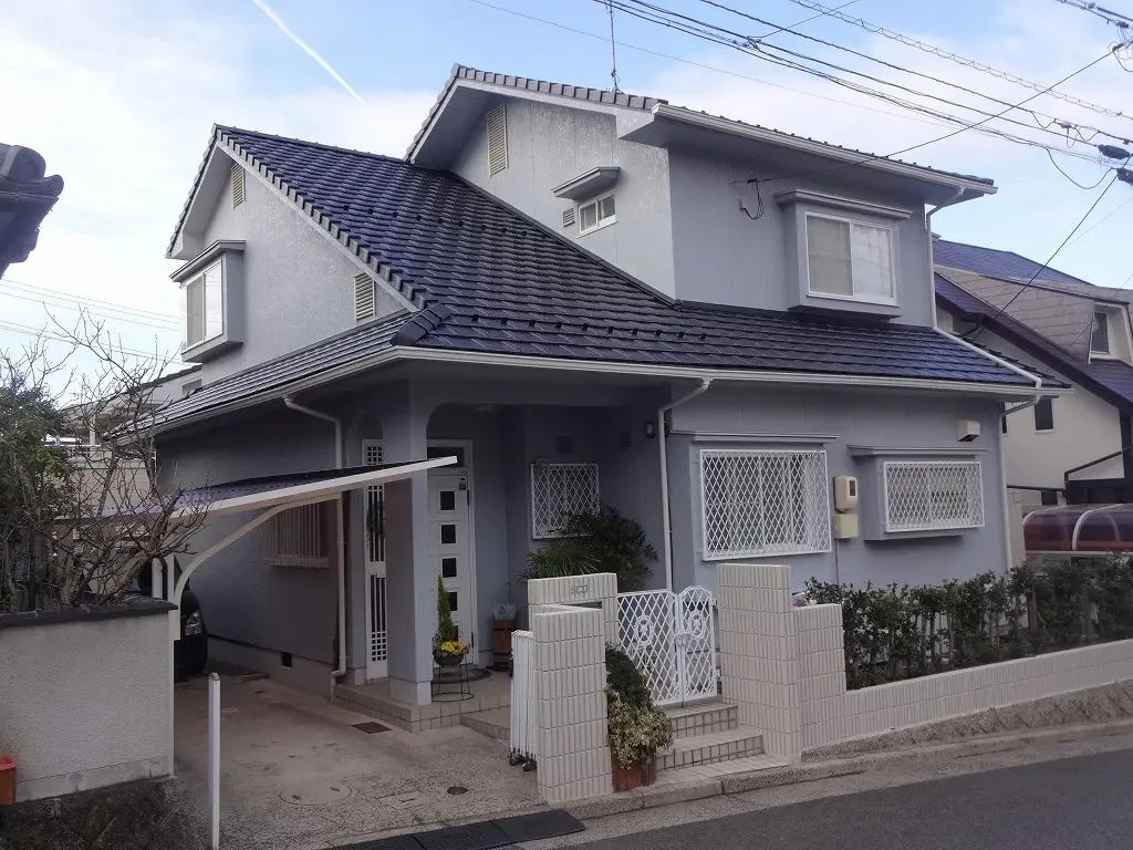 築27年の木造洋風住宅です 。 屋根は乾式コンクリート瓦 。 広島市安佐北区三入東・K様邸サムネイル画像