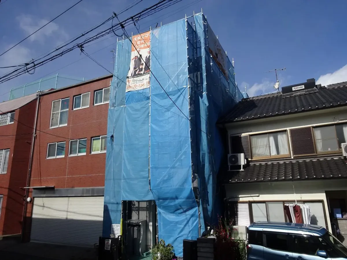 広島市安佐北区可部３丁目・Ｆ様邸　ただいま施工中  築２２年、２×４工法の３階建ての洋風住宅です。  屋根は瓦棒葺きのガルバリウム鋼板屋根。サムネイル画像