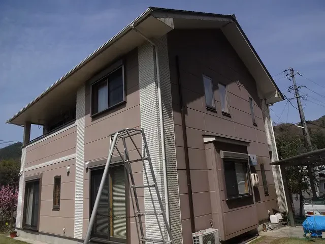 築１１年、(株)ユニバーサルホームの素敵な洋風住宅です 。  屋根は厚型スレート瓦 。広島市安佐北区可部町綾ケ谷・Ｋ様邸サムネイル画像