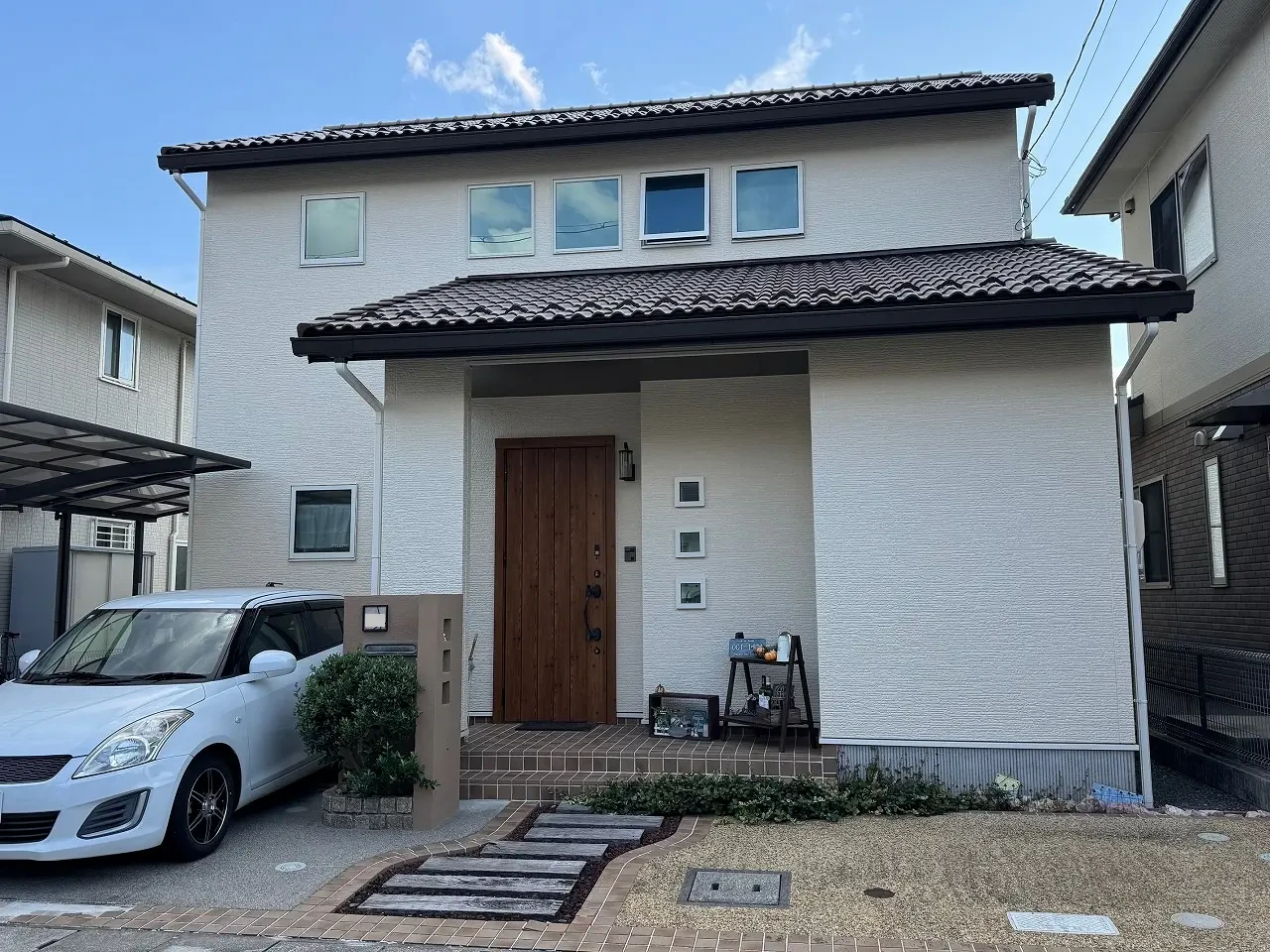 築１５年、『(株)トータテハウジング』さんの木造(在来工法)２階建ての洋風住宅です。  屋根は陶器洋瓦(５寸勾配切妻) 広島市安佐北区亀山・Ｆ様サムネイル画像