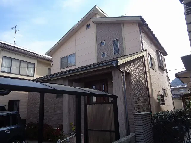 築２０年、木造２階建ての洋風住宅です。 屋根はスレート瓦。 外部仕上げ表にはクボタ　カラーベストと書かれていましたがこれは旧松下電工(現パナソニック)のシンフォニーグランデという製品です 広島市安佐北区亀山・Ｓ様サムネイル画像