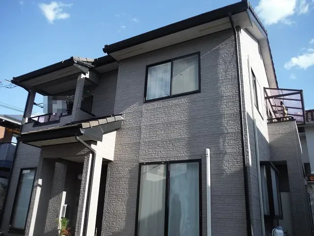 築２４年、木造(在来工法)２階建ての洋風住宅です。  屋根は乾式コンクリート(アサヒ　スカンジア)  切妻５寸勾配の屋根で１面にソーラーパネルが設置されています。    これまで塗装歴はなく今回が初めての塗装メンテナンスになります。広島市安佐北区可部南・Ｔ様サムネイル画像