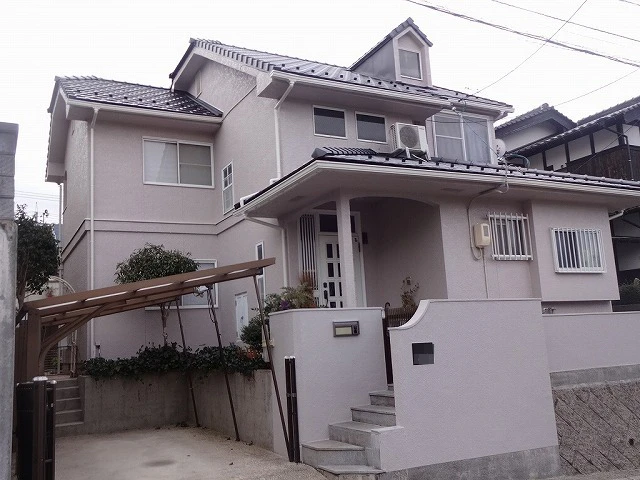 Y様のお宅は築29年、『(株)プレックホーム』の洋風住宅です 。 屋根はスレート瓦(カラーベスト コロニアル) 広島市安佐北区三入東・Y様邸サムネイル画像