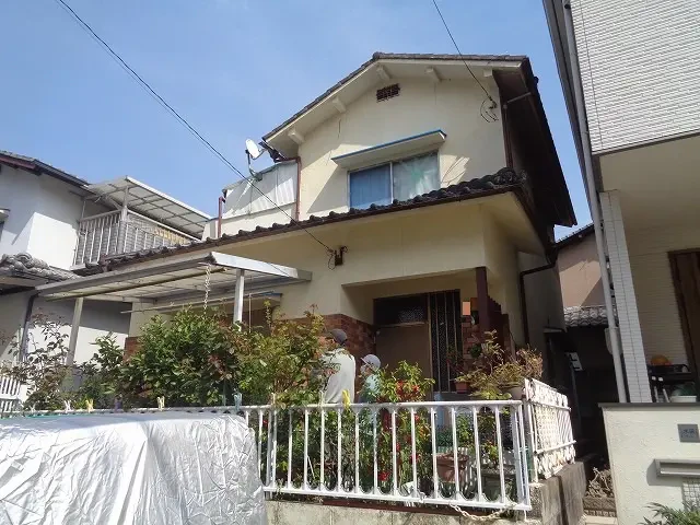 築４８年、木造(在来工法)２階建ての住宅です。 屋根はセメント瓦。 セメントと川砂を混ぜ合わせて作られた瓦です。広島市安佐南区八木・Ｈ様サムネイル画像