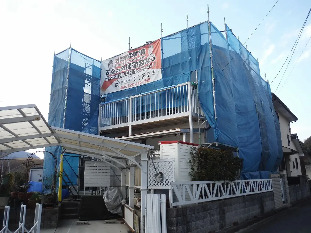 Ｍ様のお宅は築５１年、木造(在来工法)２階建ての洋風住宅です。 屋根はガルバリウム鋼板屋根。 元々はスレート屋根だったそうですが６年前に葺き替えをされています。 ガルバリウム鋼板の表面に石粒を付着させた意匠性のある屋根材です 広島市安佐北区可部東・Ｍ様サムネイル画像