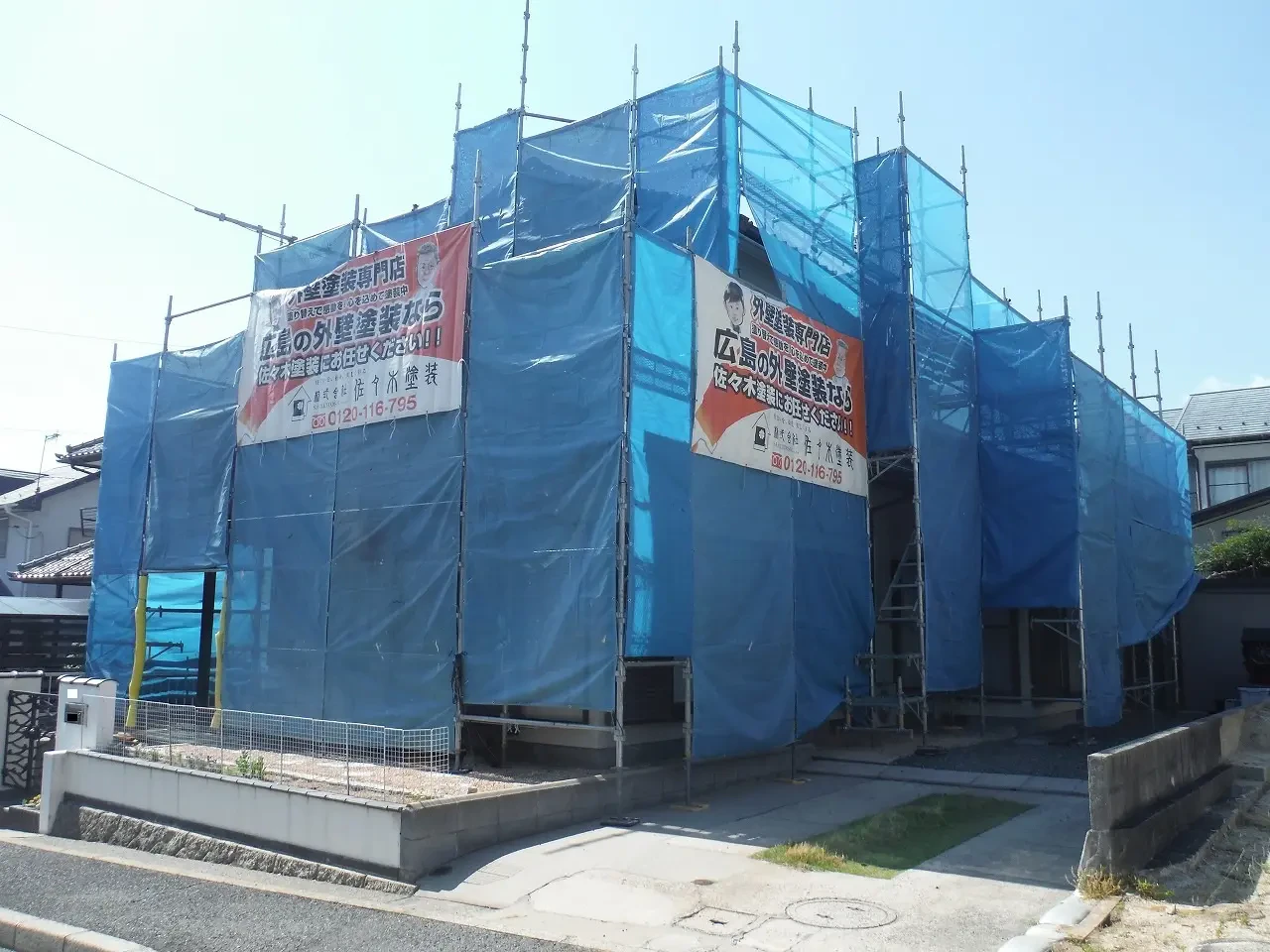 Ｋ様のお宅は築４０年、木造(在来工法)２階建ての和風住宅です。  屋根は陶器瓦(石州和型Ｊ型)  瓦の割れやずれもなく並びも整っています。　広島市安佐北区三入東・Ｋ様  サムネイル画像