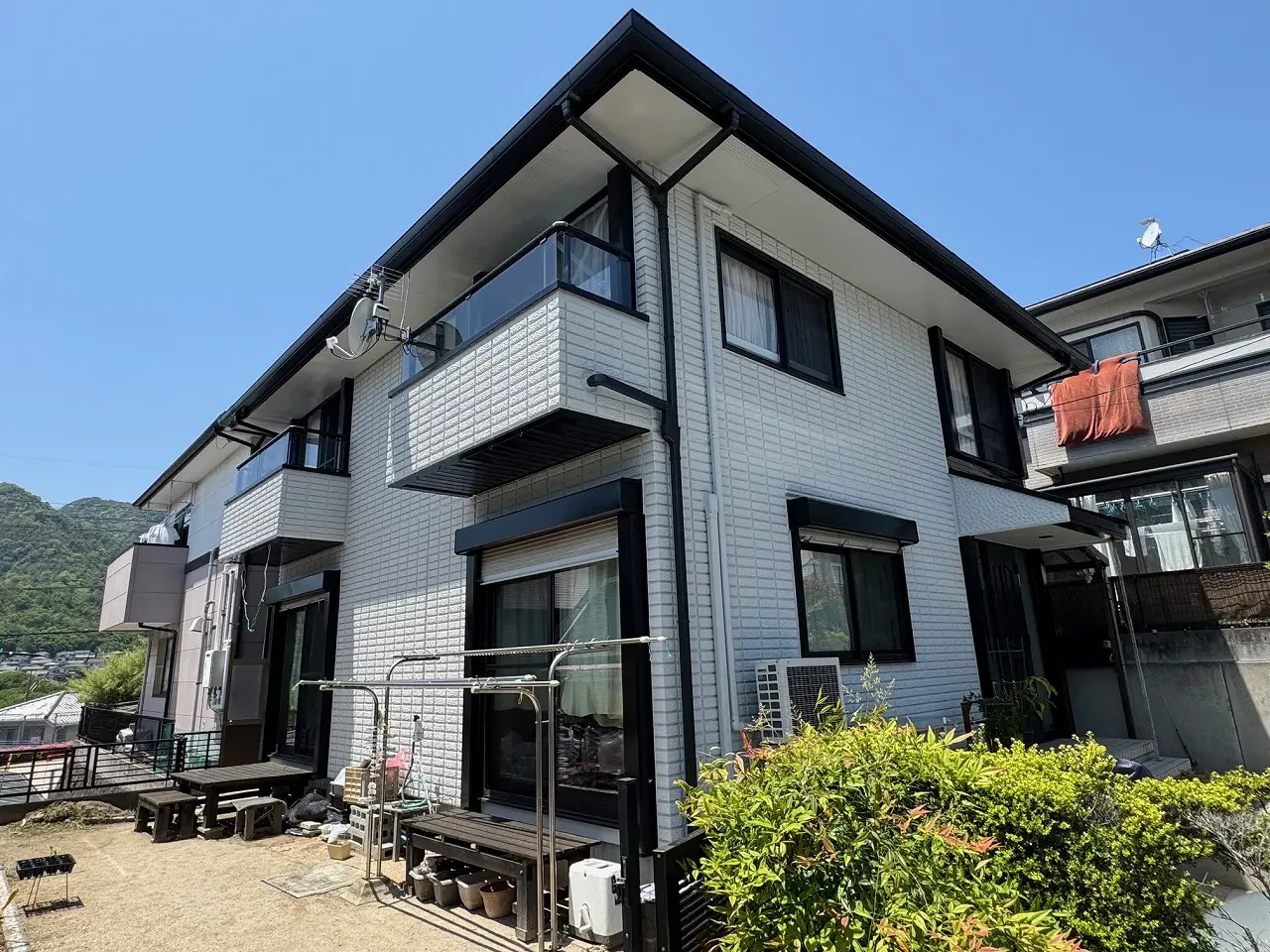 築３０年、『ミサワセラミックホーム』さんの軽量鉄骨構造２階建ての洋風住宅です。  屋根は寄棟のスレート瓦(クボタ　カラーベスト　コロニアル） 呉市・Ｈ様サムネイル画像