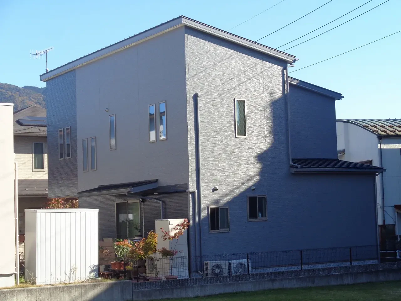 築９年、木造(在来工法)２階建ての洋風住宅です。  屋根は瓦棒葺きの鋼板屋根(ガルバリウム鋼板)  ガルバリウム鋼板は錆びにくい素材です。 広島市安佐北区亀山・Ｗ様サムネイル画像
