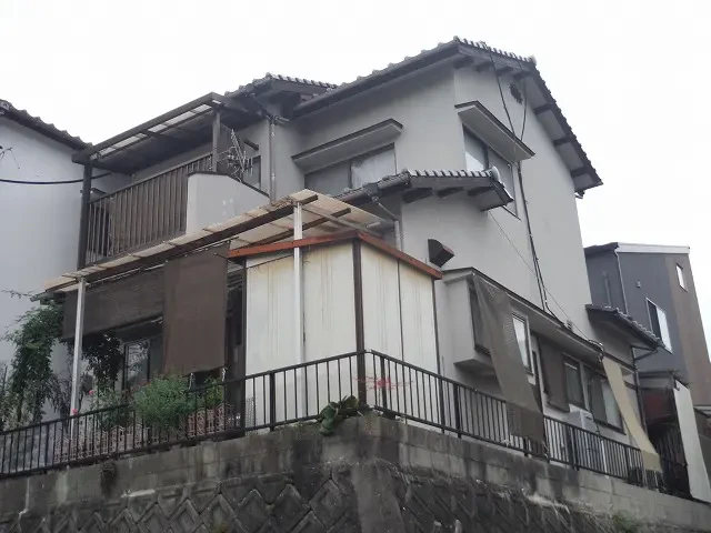 築４８年、木造(在来工法)２階建てのお宅です。  屋根は陶器瓦(和型Ｊ型)  瓦の割れやずれもなく棟押さえのビスの浮きも見られませんでした。  壁際板金部は一度塗装がされていますが変退色しているのできれいに塗っていきました。 広島市安佐北区可部町・Ｋ様サムネイル画像