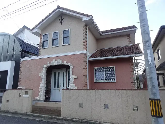 築10年、(株)トータテハウジングの2×4(ツーバイフォー)工法の建物です 。 屋根はモニエル瓦 。広島市安佐北区三入東・弊社社長宅サムネイル画像
