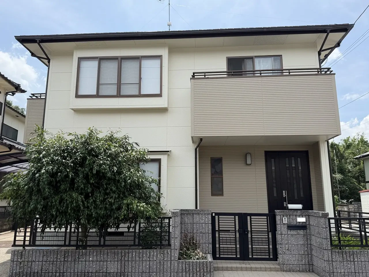  築２８年、『日本電建(株)』さんの木造軸組み工法２階建ての洋風住宅です。 １５年前に塗装工事をさせていただいたＯＢ客様のお宅です。 屋根はアルミ瓦。 以前はスレート瓦で１５年前に塗装をさせていただきましたが５年前にカバー工法で現在のアルミ瓦に改修をされています。東広島市・Ｓ様邸サムネイル画像
