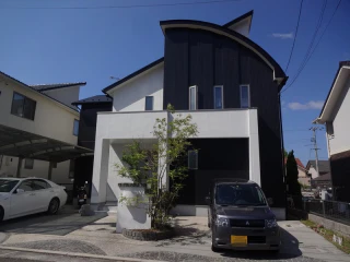築１０年、『(株)トータテハウジング』の２×４(ツーバイフォー)工法のオシャレな洋風住宅です  外壁は２種類の素材と色に分かれています 。広島市安佐北区三入東・Ｋ様邸サムネイル画像