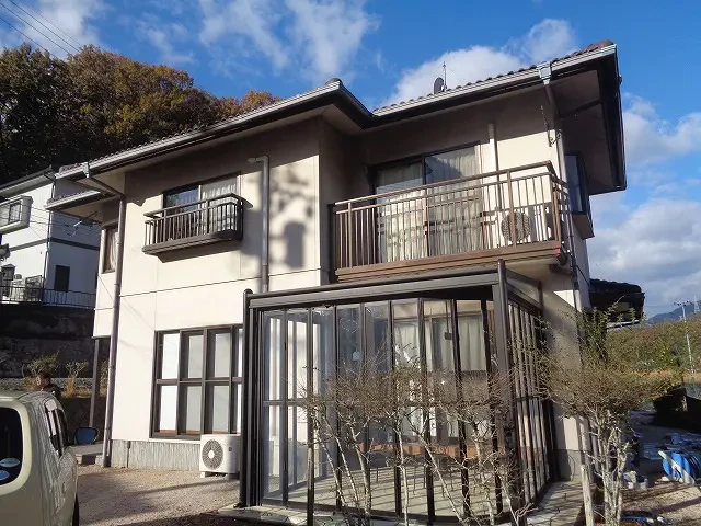 築３４年、『積水ハウス(株)』さんの軽量鉄骨構造２階建ての洋風住宅です。 屋根は乾式コンクリート瓦(クボタ　パラマウント) 約２０年前に塗装がされています。 広島市安佐北区大林町・Ｙ様サムネイル画像