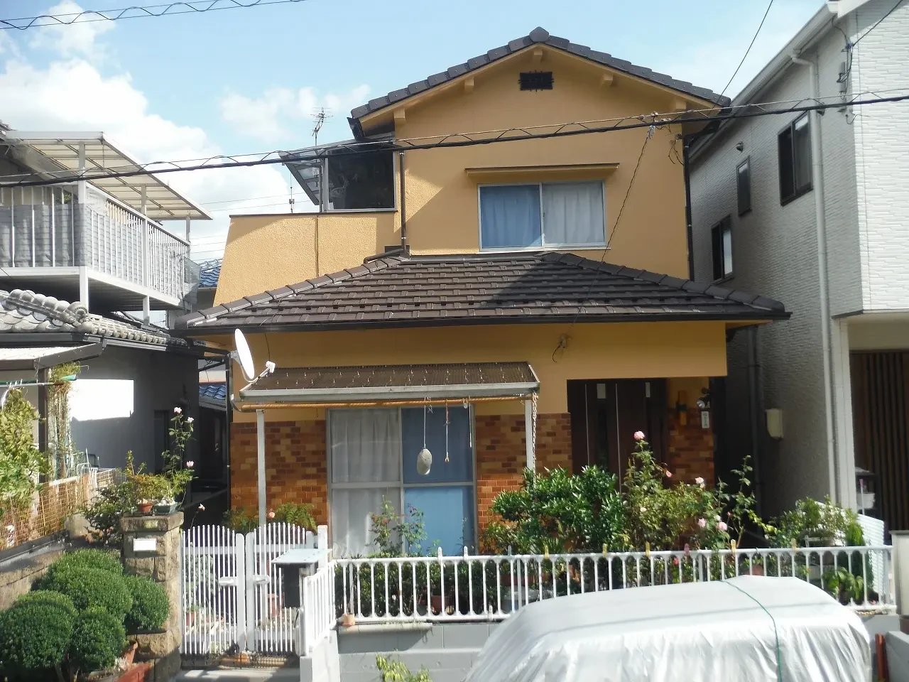 築４８年、木造(在来工法)２階建ての住宅です。 屋根はセメント瓦。 セメントと川砂を混ぜ合わせて作られた瓦です。広島市安佐南区八木・Ｈ様サムネイル画像