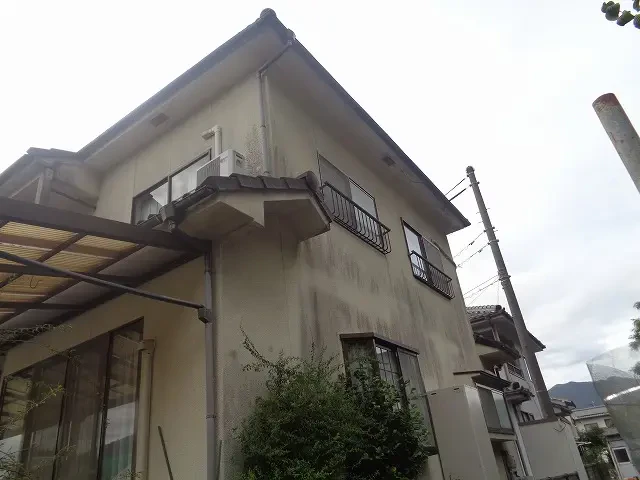 築３２年、木造(在来工法)２階建ての洋風住宅です。  屋根は乾式コンクリート瓦(クボタ　パラマウント)です。 広島市安佐北区可部東・Ｔ様サムネイル画像