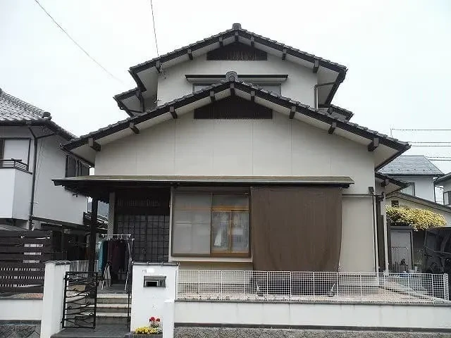 Ｋ様のお宅は築４０年、木造(在来工法)２階建ての和風住宅です。屋根は陶器瓦(石州和型Ｊ型三入東・Ｋ様邸の完工報告サムネイル画像