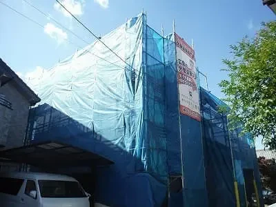 お宅は築２２年、木造２階建ての洋風住宅です。屋根はスレート瓦(クボタ　カラーベスト　スぺリアル) 川内・Ｋ様邸工事中ですサムネイル画像