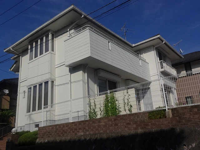 M様のお宅は築24年、『積水ハウス(株)』の洋風住宅です 。 屋根はモニエル瓦のホームステッド 。広島市安佐北区三入東・M様邸サムネイル画像