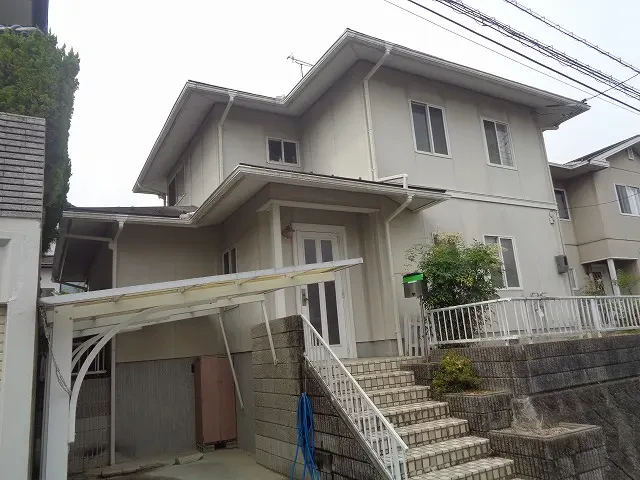 築３５年、『積水ハウス工業(株)』さんの軽量鉄骨構造２階建ての洋風住宅です。  屋根はスレート瓦(旧クボタ　ニューコロニアル)広島市安佐北区三入東・Ｙ様サムネイル画像