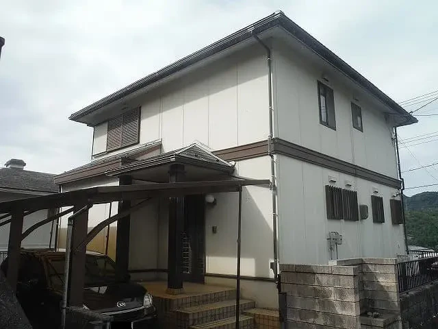 Ｔ様 のお宅は築３４年、『旧ナショナル住宅』さんのサンフェリカⅡ、軽量鉄骨大型パネル構造２階建ての洋風住宅です。安佐町鈴張・Ｔ様邸の完工報告サムネイル画像