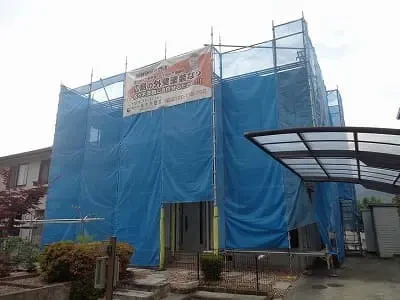 Ｓ様のお宅は築３０年、軽量鉄骨構造２階建ての洋風住宅です。屋根はスレート屋根(旧松下電工　フルベスト２０) ９．５～１０％のアスベストを含有した屋根材です。 亀山西・Ｓ様邸工事中ですサムネイル画像