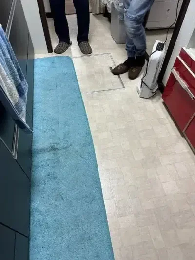 ＯＢ客様からキッチンの床がふわふわするので見てほしいとのご依頼がありました。 床にはクッションフロアーが張ってありました。 キッチンのフローリング工事サムネイル画像