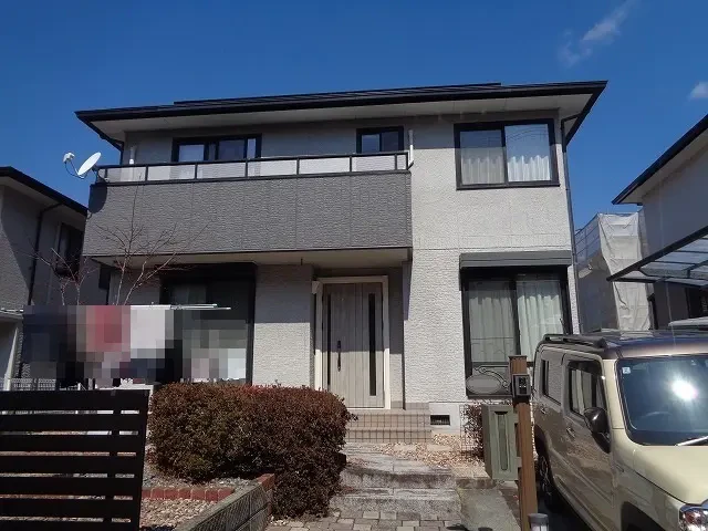  築３０年、『大和ハウス工業(株)』さんの軽量鉄骨構造２階建ての洋風住宅です。 屋根はスレート屋根(旧松下電工　フルベスト２０) ９．５～１０％のアスベストを含有した屋根材です。広島市安佐北区亀山西・Ｓ様サムネイル画像