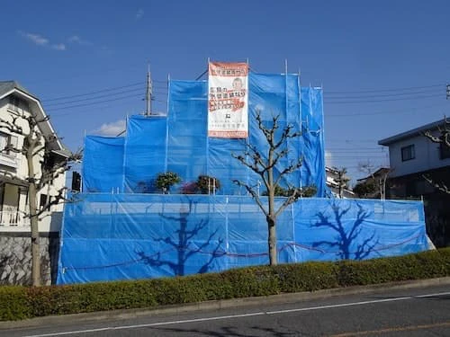広島市安佐北区落合南８丁目・Ｓ様邸　ただいま施工中  Ｓ様のお宅は木造２階建ての和風住宅です。  一部増築をされています。  屋根は陶器瓦(和瓦)サムネイル画像