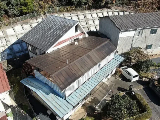 今回の工事のご依頼は鋼板屋根改修工事。屋根は瓦棒葺きの金属屋根。伴東・Ｔ様邸の完工報告サムネイル画像