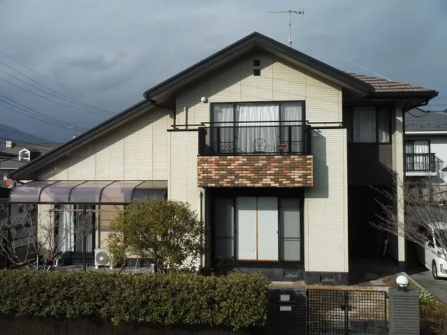 築３４年、『積水ハウス(株)』さんの軽量鋼ピン接合フレーム構造２階建ての洋風住宅です。  屋根は乾式コンクリート(クボタ　パラシェイク)  これまで２回の塗装歴があり直近 の塗装は９年前で弊社で工事をさせていただいています。広島市安佐北区三入東・Ｎ様サムネイル画像